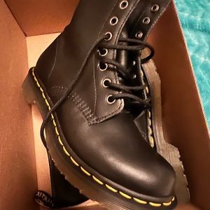 Womens dr martens size 7 worn once.